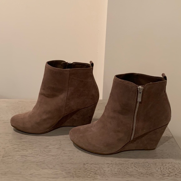 Gorgeous BCBG Generation Suede Booties 9.5 heeled boots - Picture 4 of 9